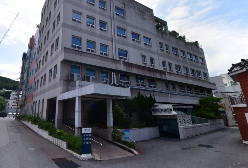동래한서병원장례식장 건물과 진입로 전경