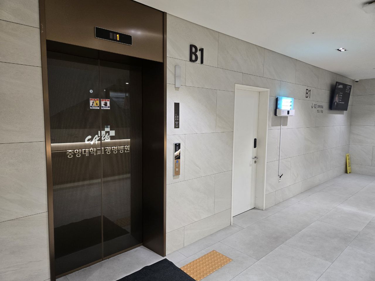 장례식장 지하1층 엘리베이터와 복도 모습
