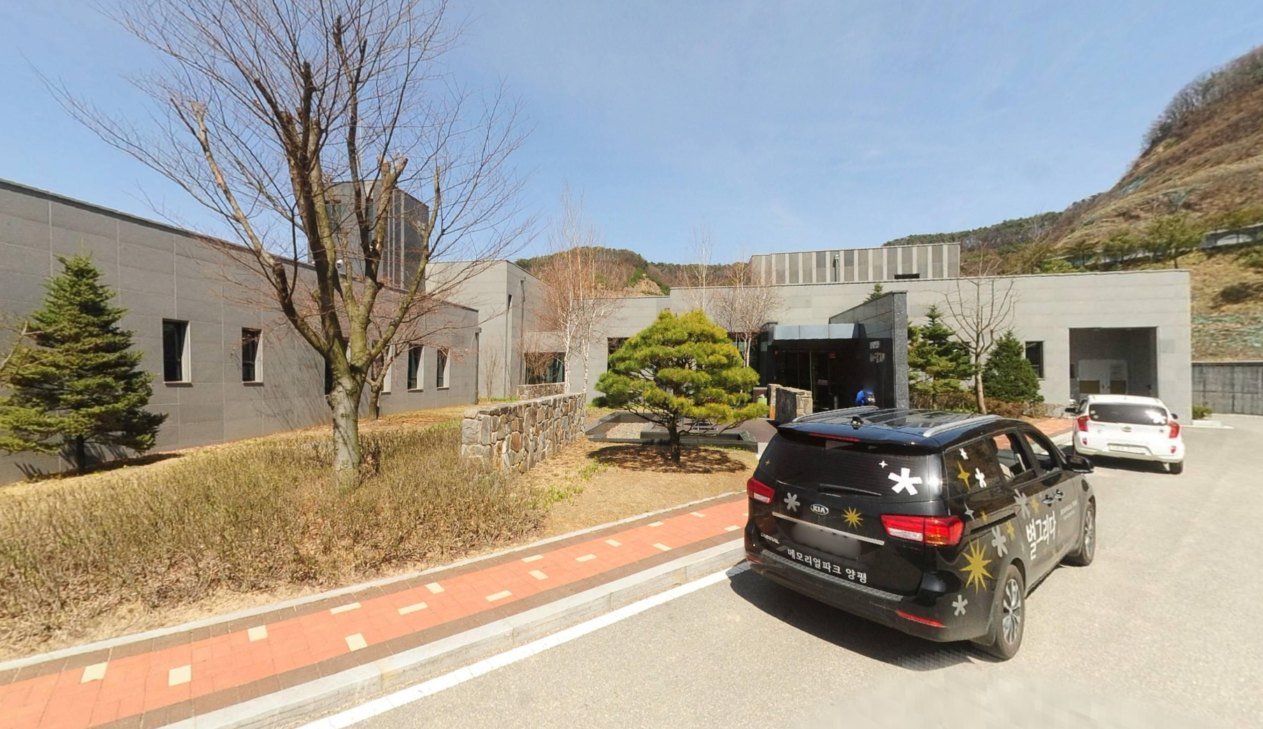 별그리다장례식장 주차 차량과 정면 입구
