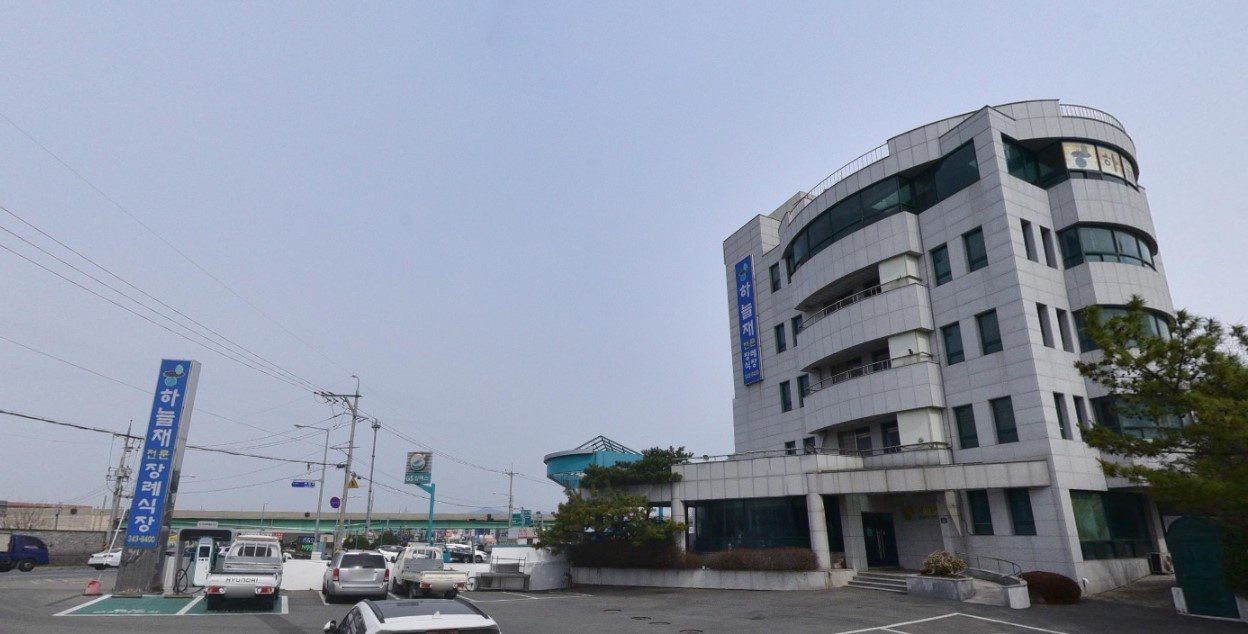 하늘재전문장례식장 외관과 주차 공간