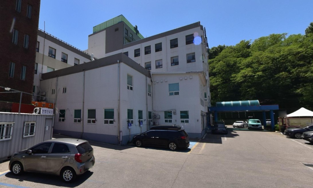 동해동인병원장례식장의 주차 공간.