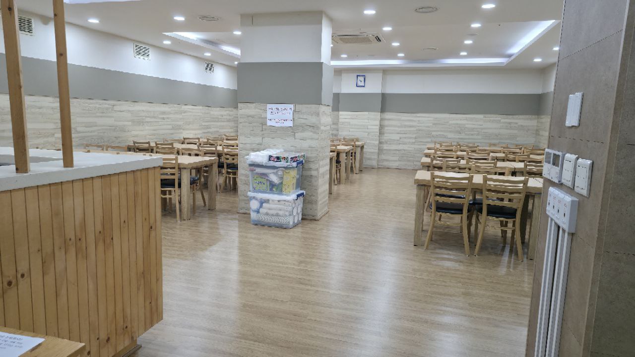 여러 테이블과 의자가 배치된 식사 공간