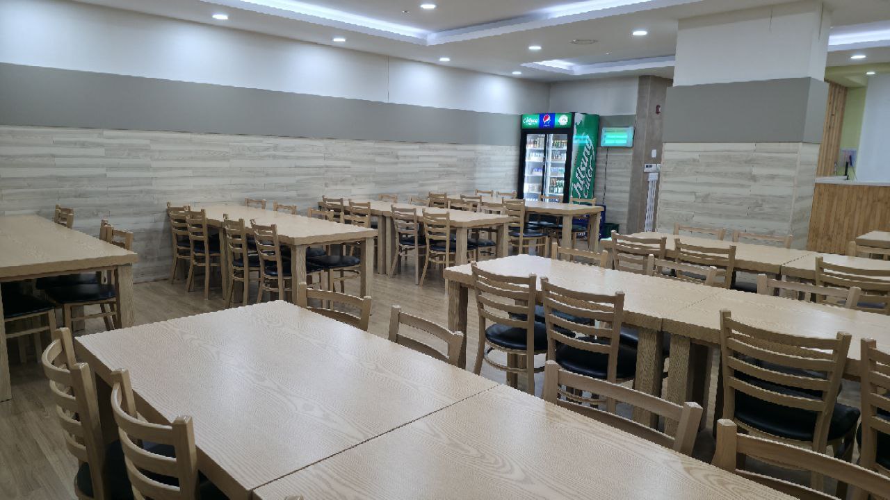 장례식장 식당 내부 테이블과 의자 배치