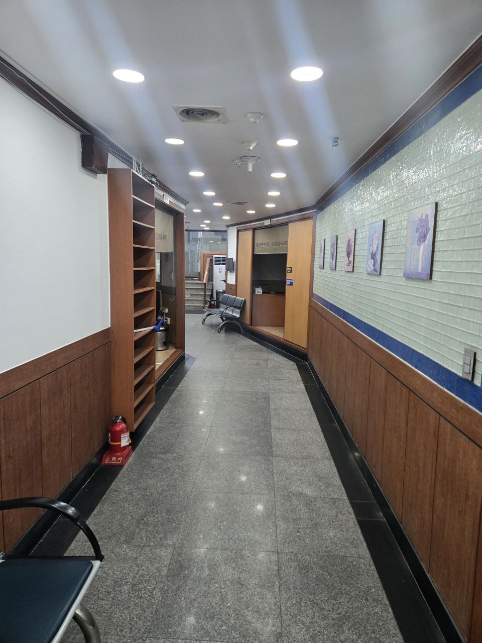 장례식장 내부 복도와 대기 공간이 정돈된 모습