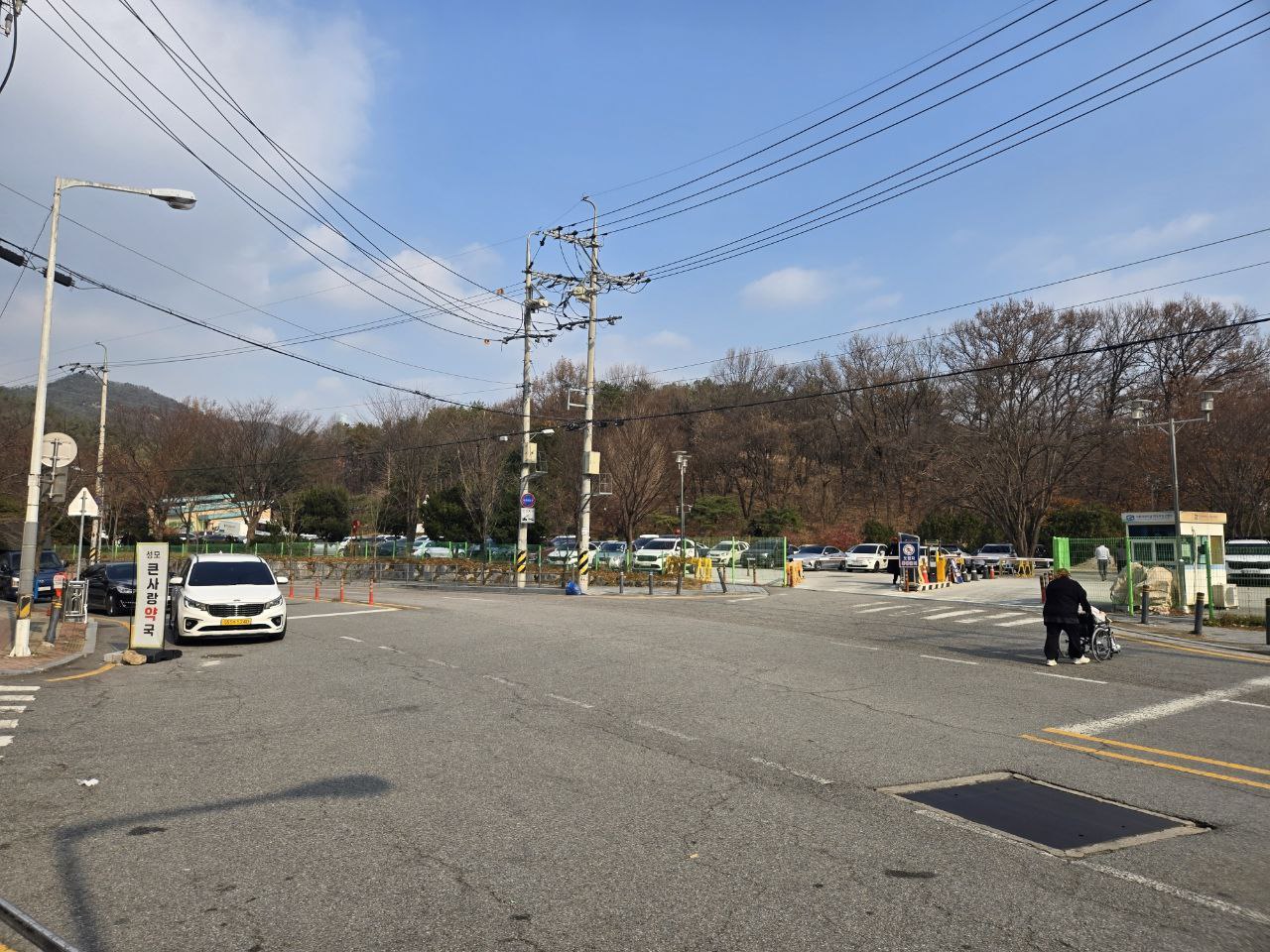 넓은 주차장과 주변 도로, 나무들이 보인다