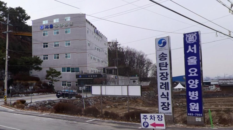 송탄장례식장 도로변 간판과 건물