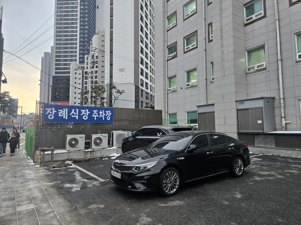 장례식장 주차장과 안내 표지판 모습