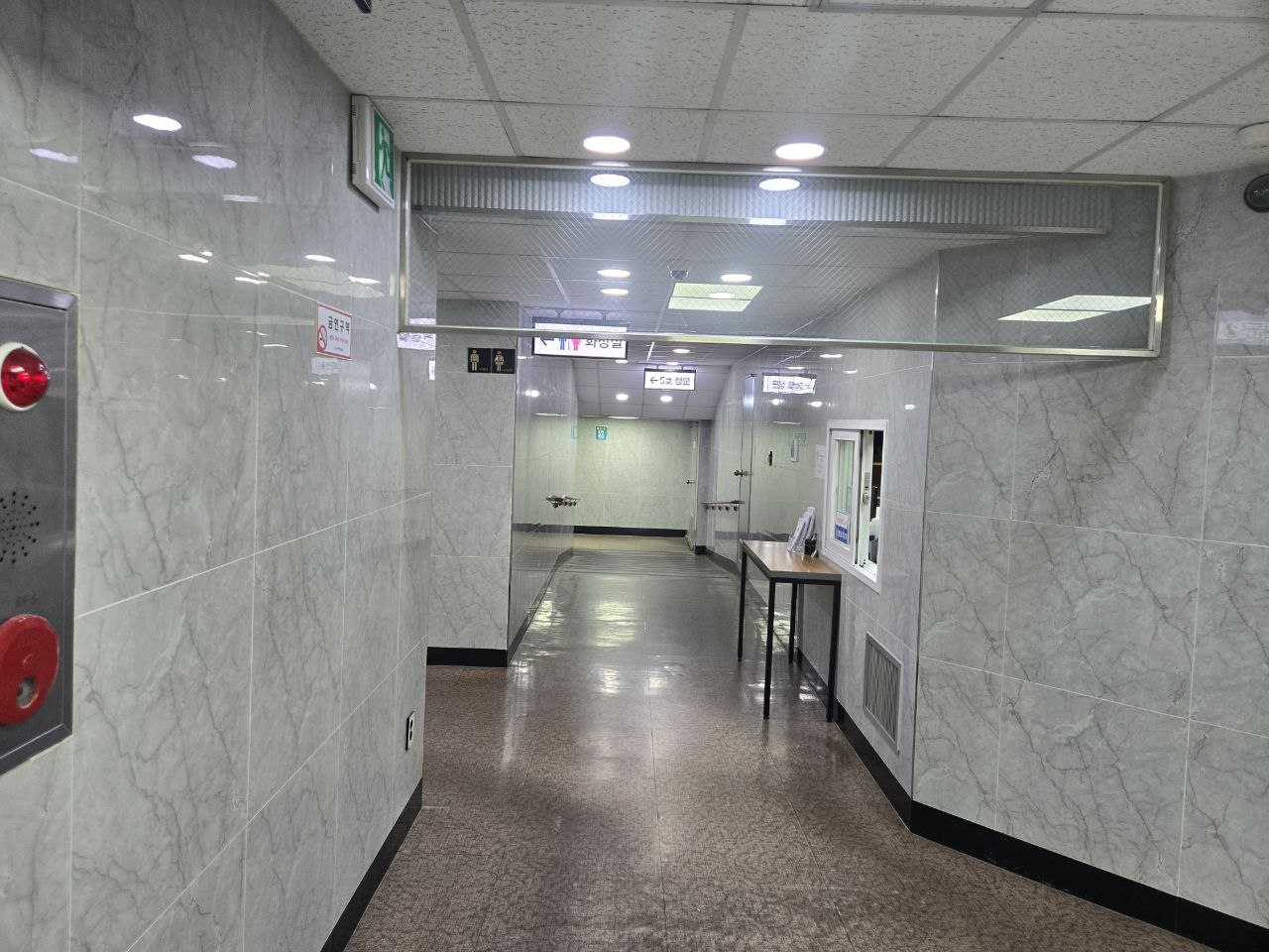 장례식장 1층 복도와 접수창구 전경