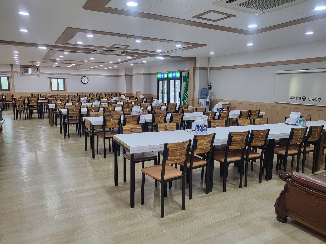 대송장례식장 식당의 넓은 테이블과 좌석