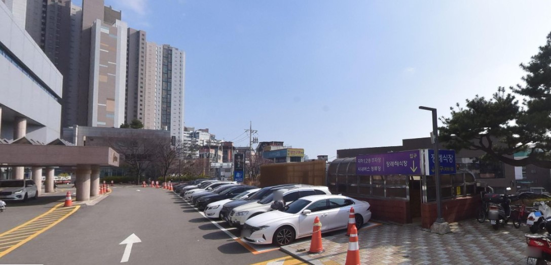 동아대학교병원장례식장 주차장과 진입로 전경