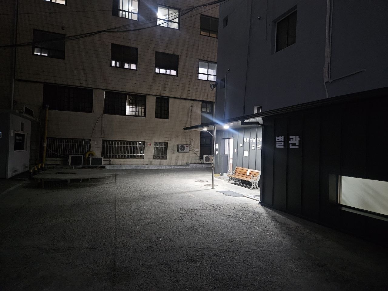 태릉성심장례식장 별관 입구의 야간 모습