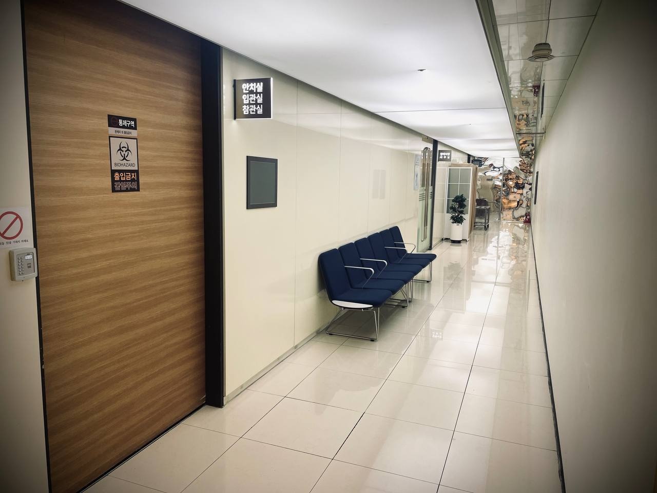 강남세브란스장례식장 안치실 앞 복도와 대기 의자