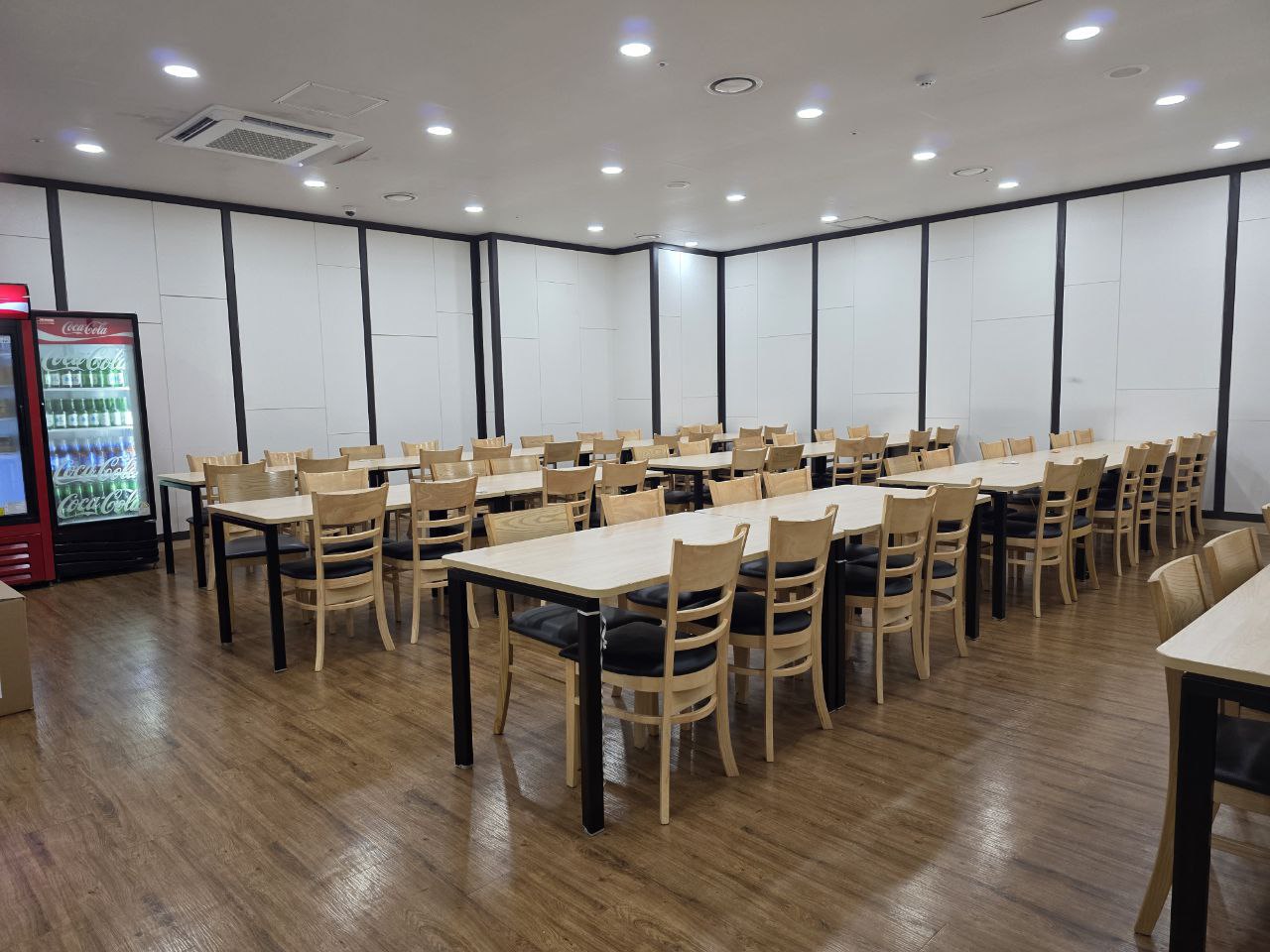 광주보훈병원장례식장 식당의 테이블과 좌석