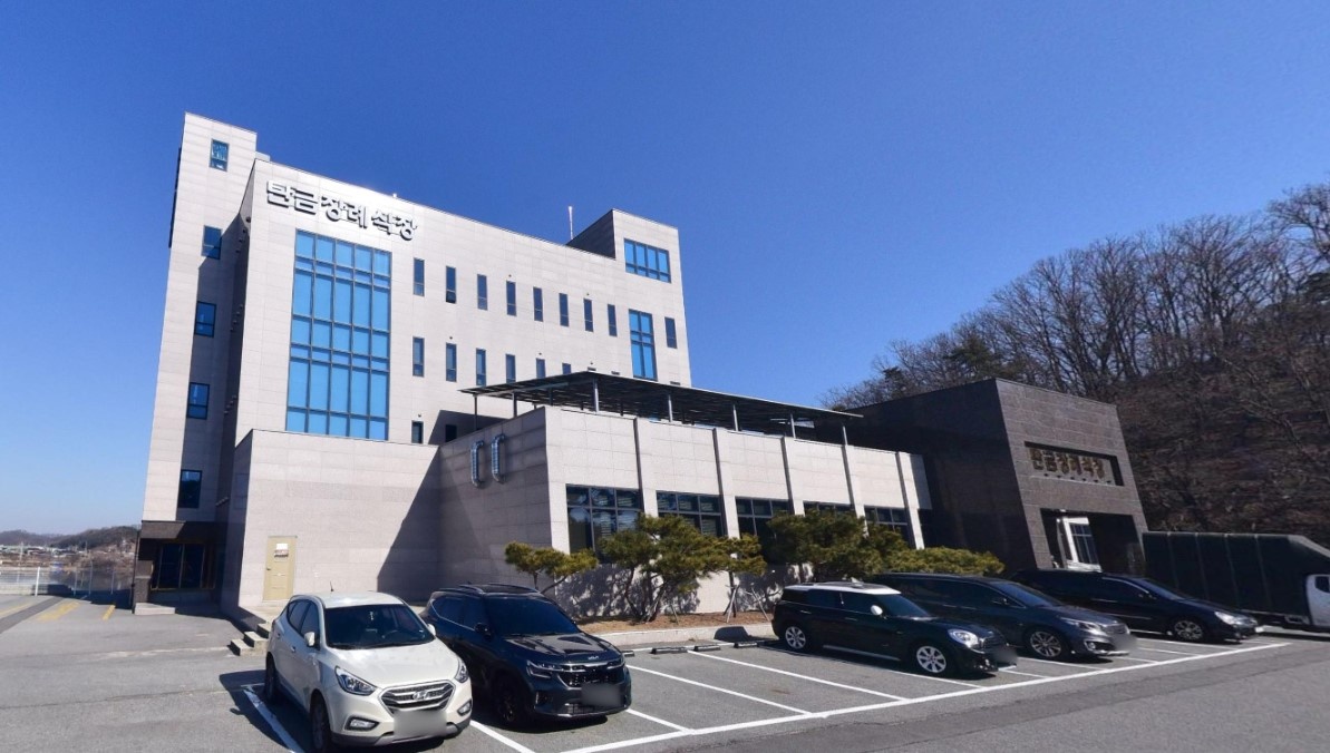 탄금장례식장 외관과 주차 공간