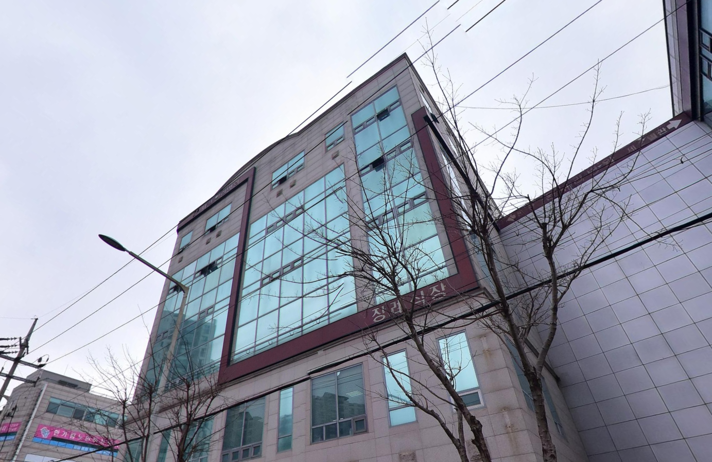 온누리장례식장 유리벽 건물과 장례식장 간판