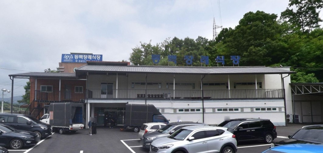 금산동백장례식장 외관과 주차장 모습