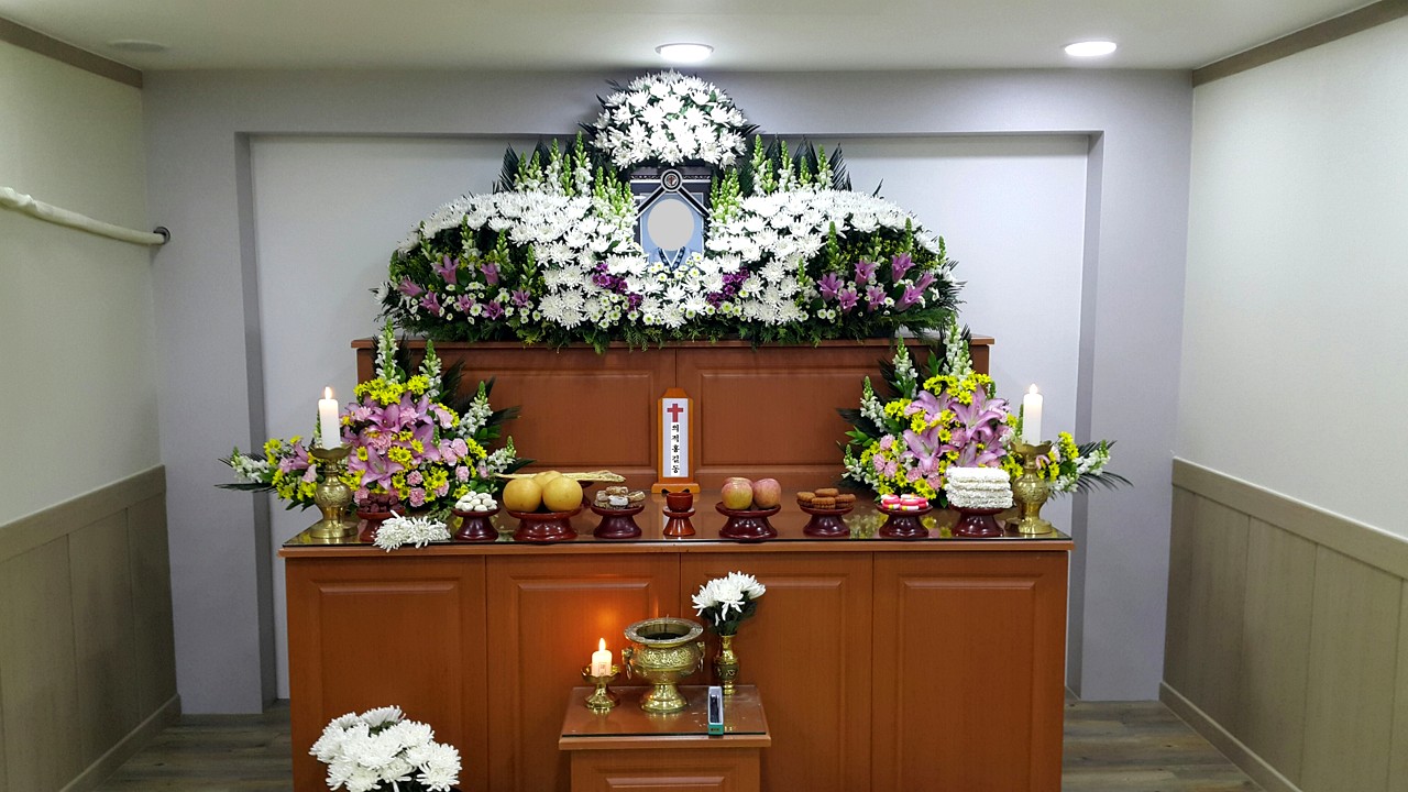 정성스럽게 꾸며진 헌화 제단
