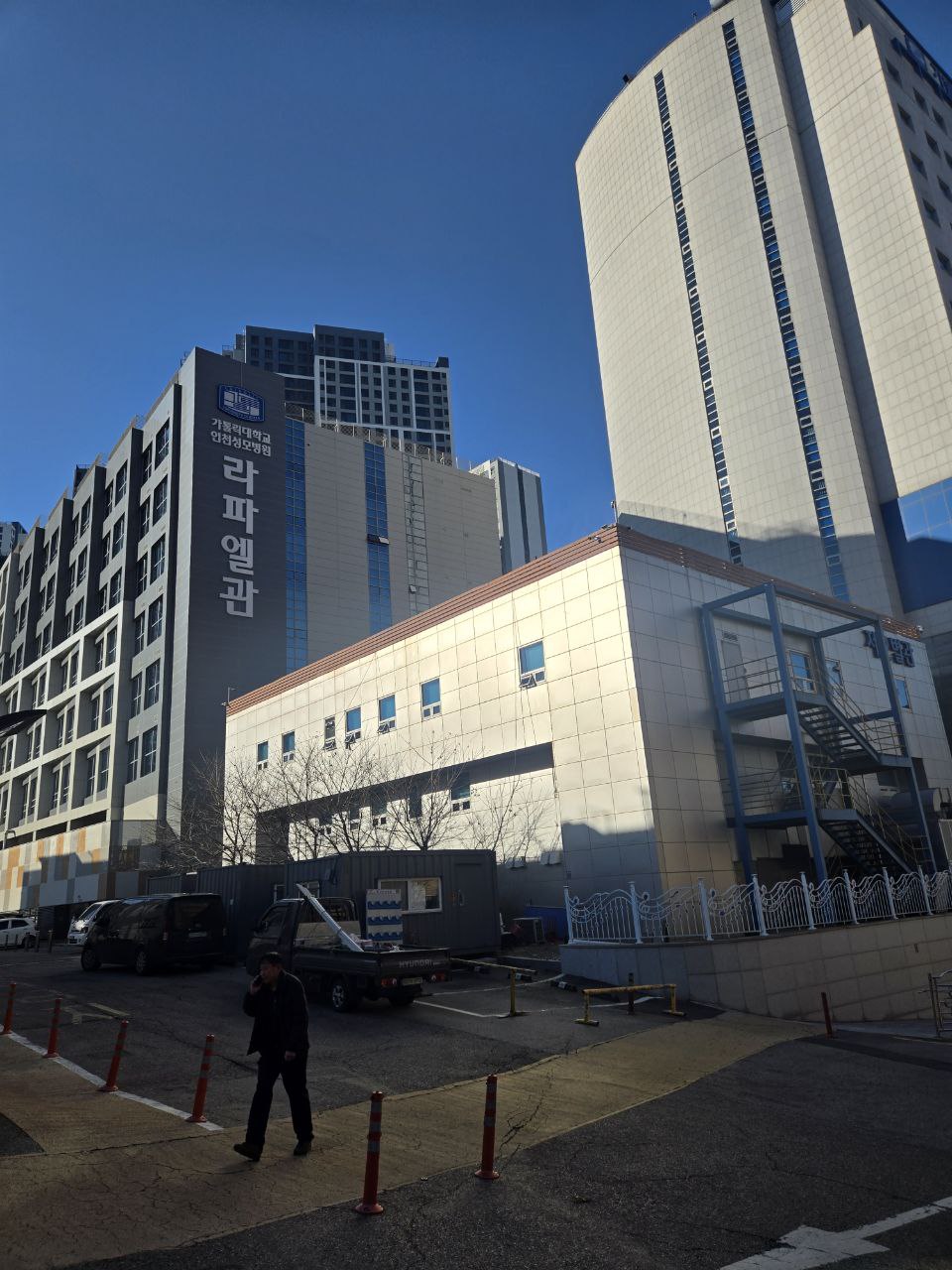 인천성모장례식장 외부 건물과 라파엘관 모습