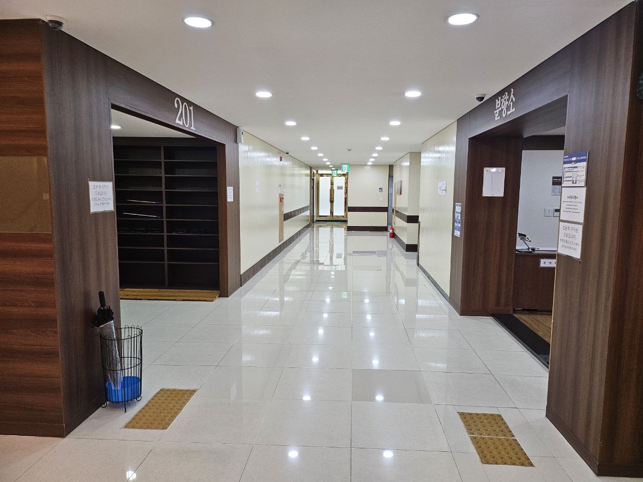 구호전장례식장 복도에서 빈소와 분향소 입구가 보인다
