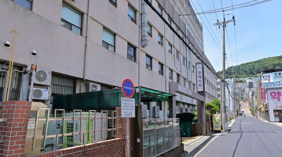 부산대학교병원장례식장 진입로와 건물 외부
