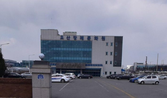 오산장례식장 진입로와 주차 공간