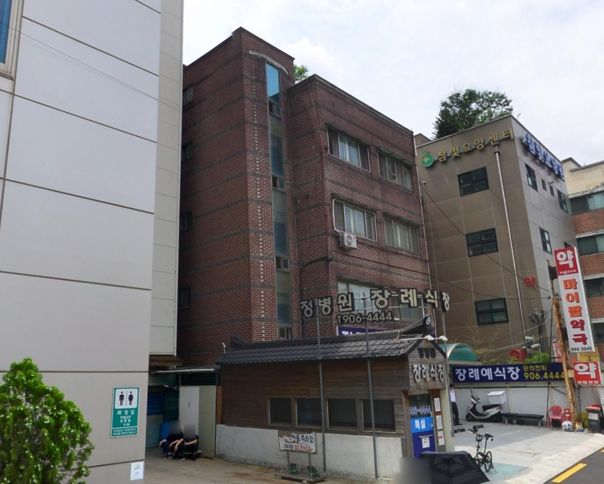 정병원장례식장 벽돌 건물 측면 모습