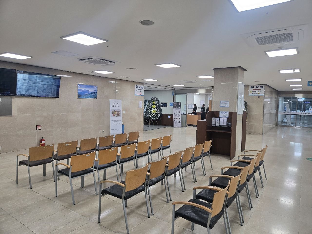 파주병원장례식장 1층 안내데스크와 대기 좌석