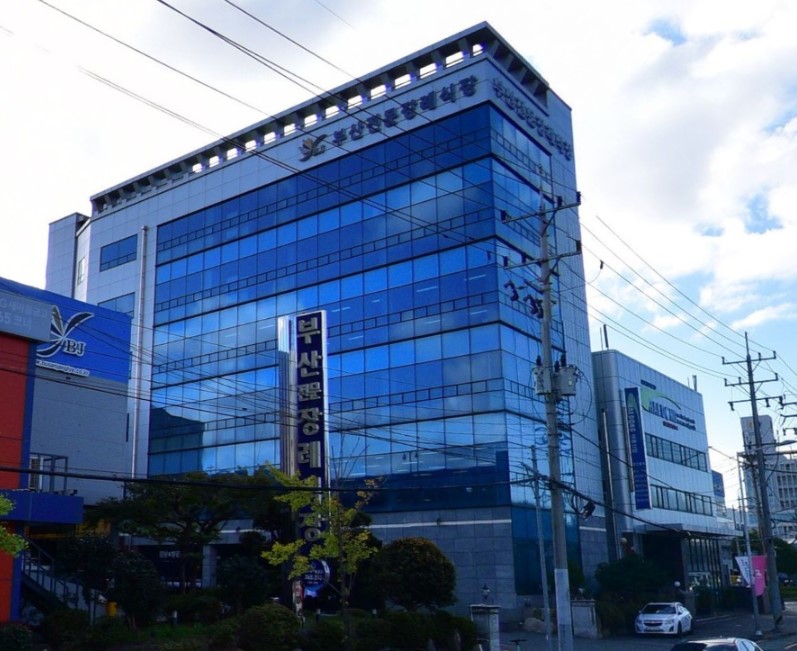 부산전문장례식장 외부와 유리 마감된 건물 모습