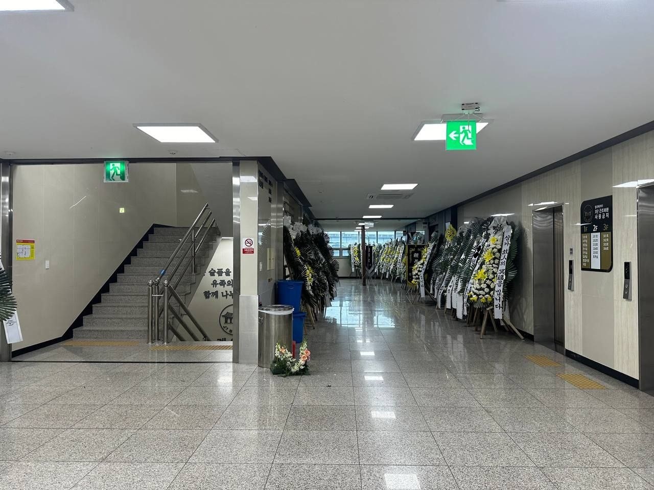 계양청기와장례식장 엘리베이터와 내부 복도