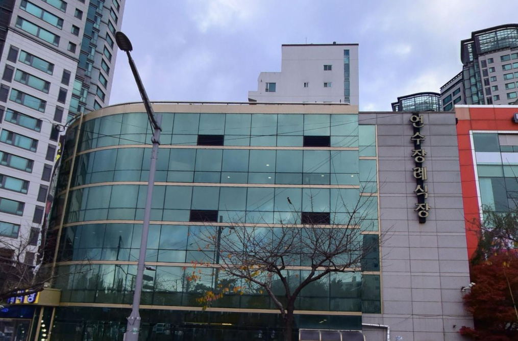 연수장례식장 흐린 날 건물 측면 전경