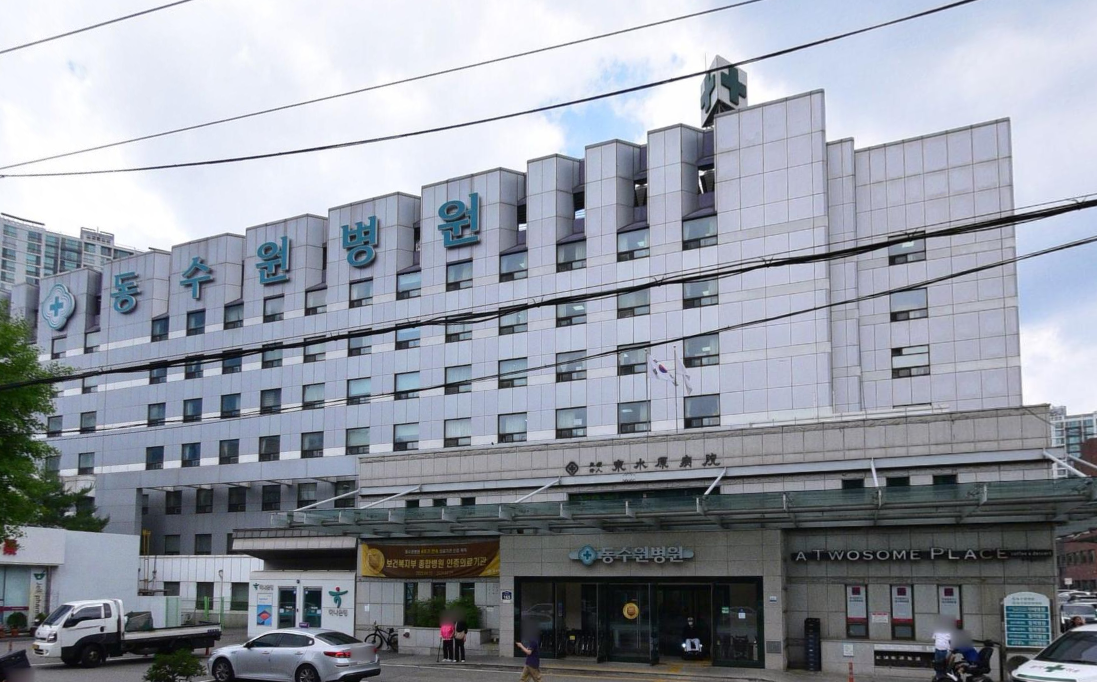 동수원병원 회색 건물 정면 출입구