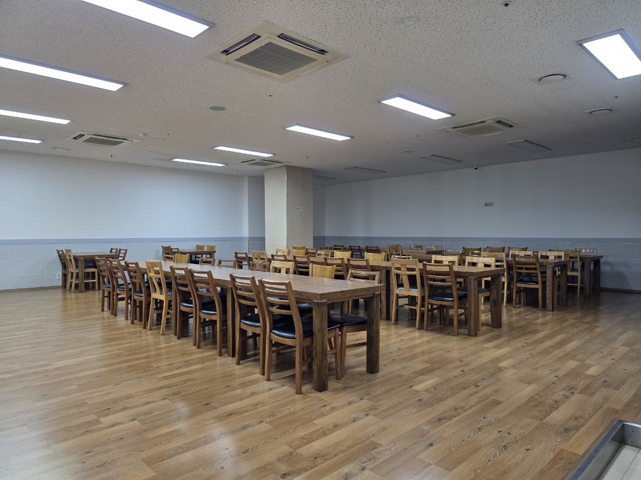 선한병원장례식장 식당 내부와 테이블 모습
