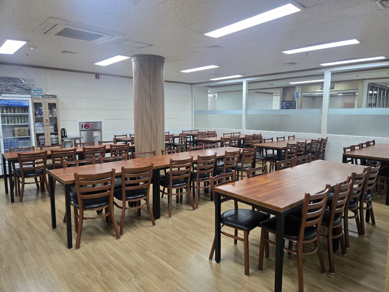 다수의 테이블과 의자가 있는 식당
