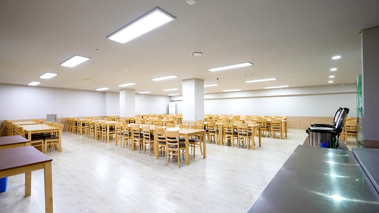 조문객 식사를 위한 넓은 식당