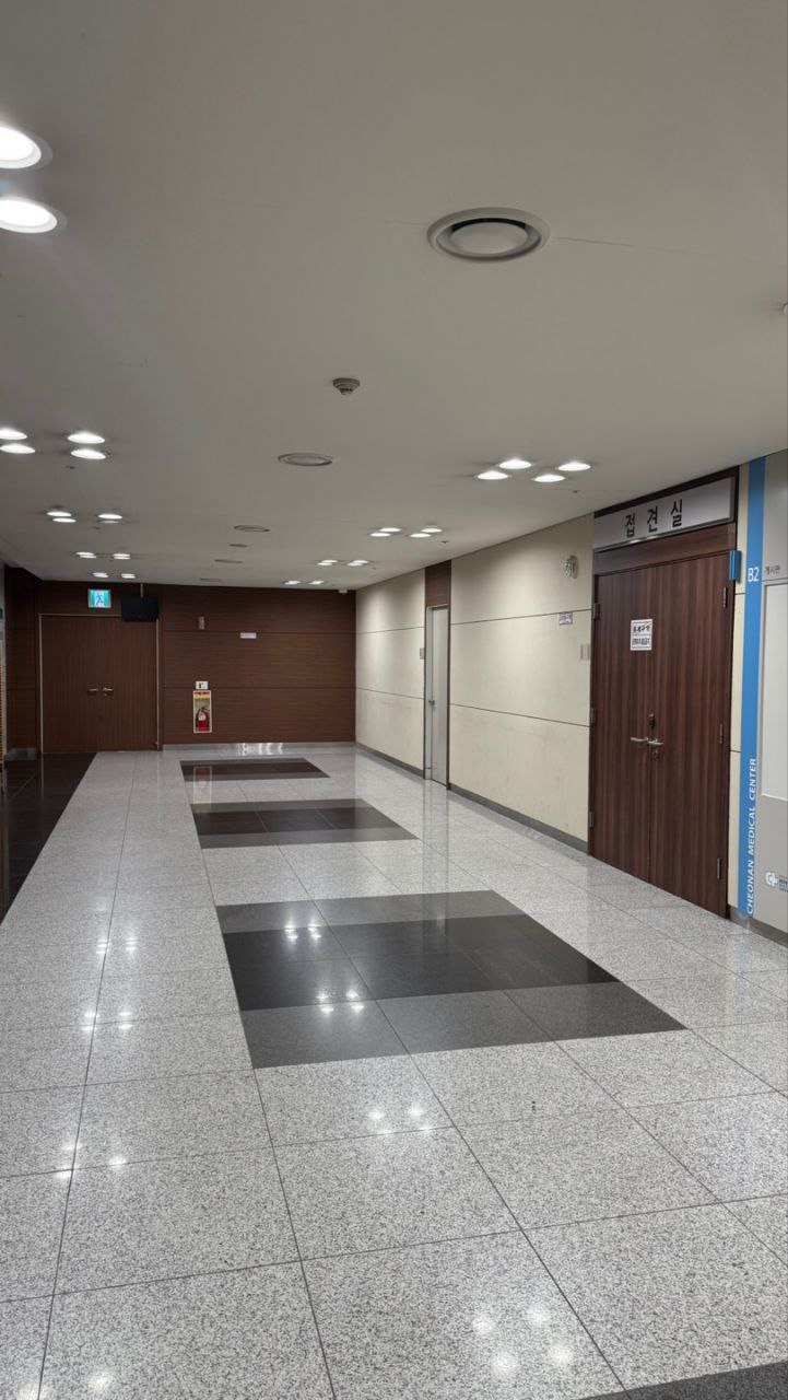 천안의료원장례식장 복도와 시설 안내 표지
