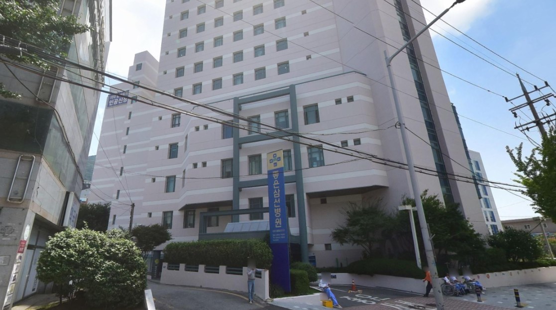 좋은삼선병원장례식장 건물 전경과 진입로
