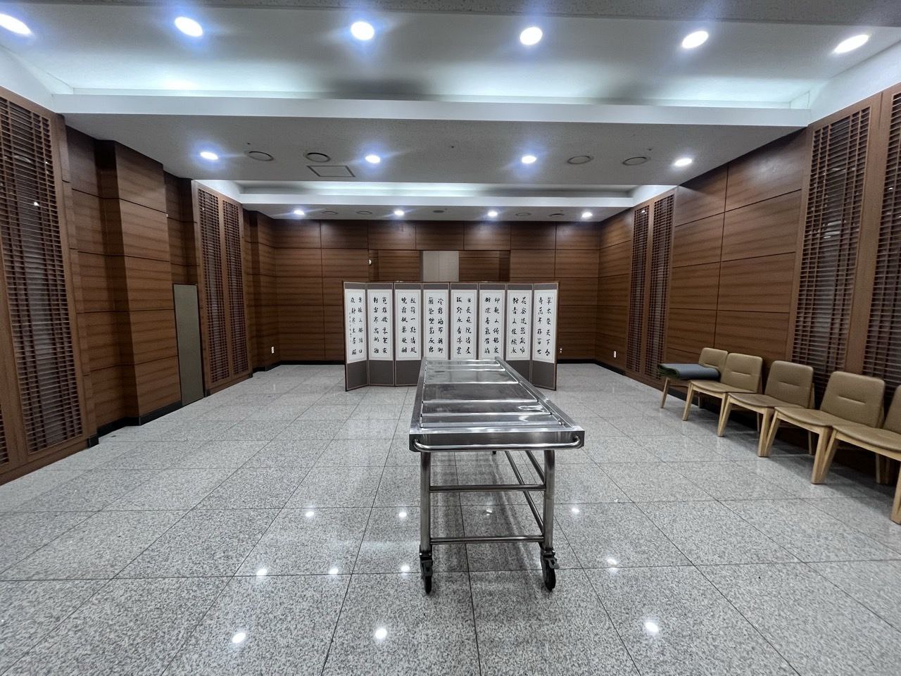 장례식장 전통 의전실과 이동식 침대