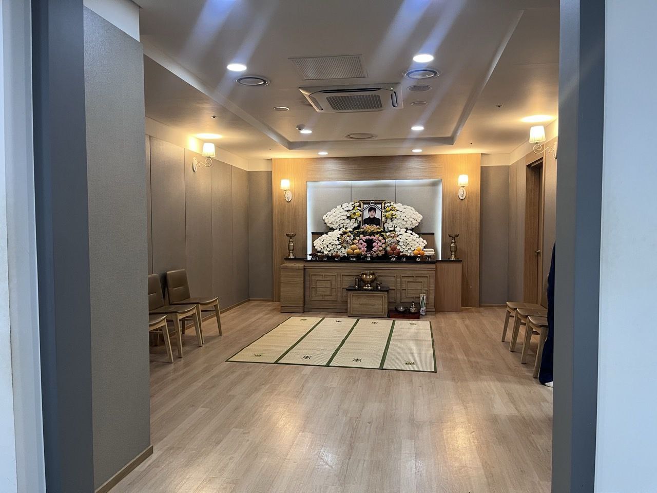 장례식장 빈소와 헌화대, 의자가 있는 모습