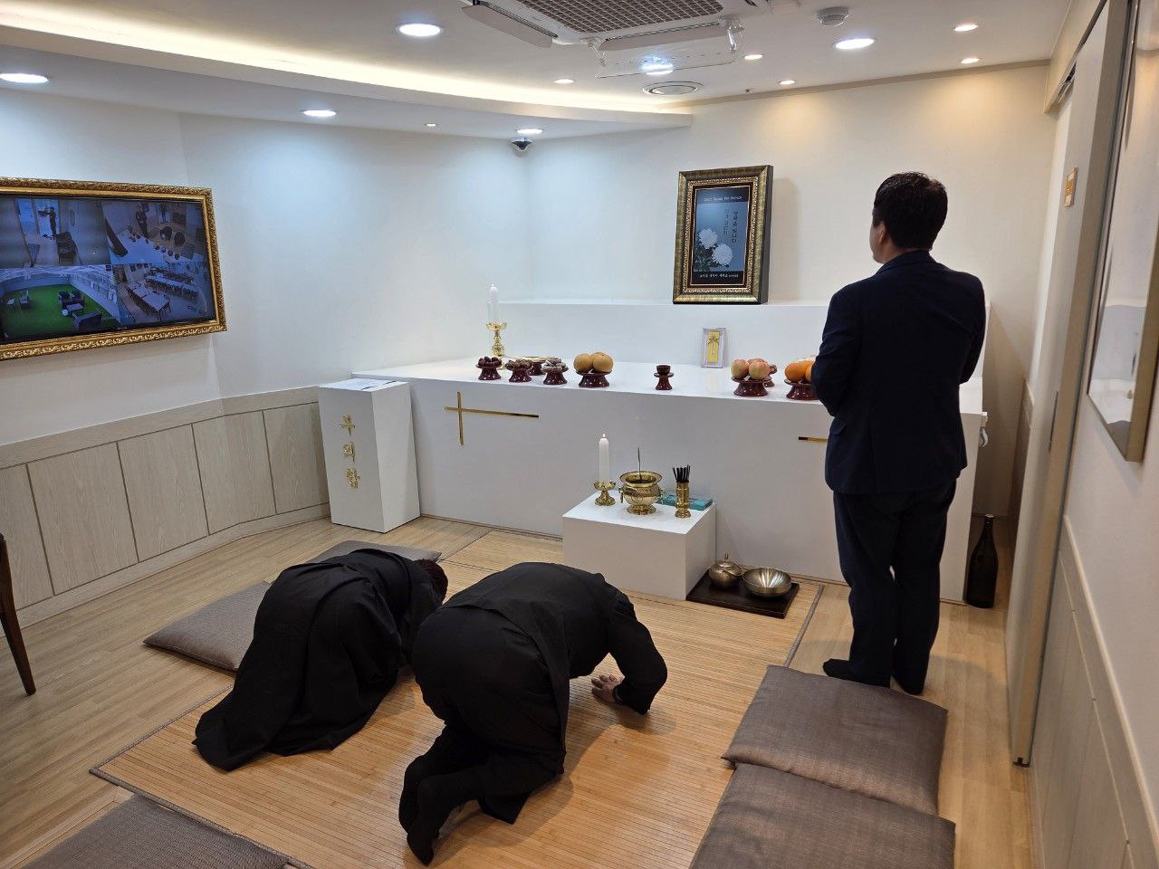 장례식장 빈소에서 조문객이 절을 하는 모습