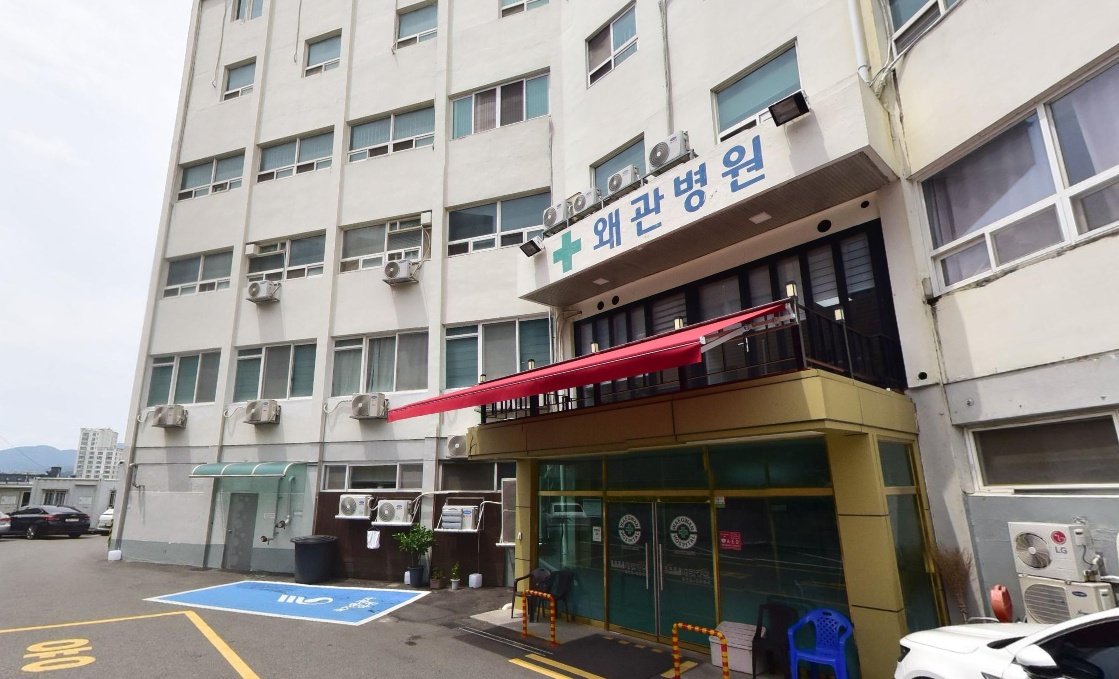 왜관병원장례식장 정문과 주차장