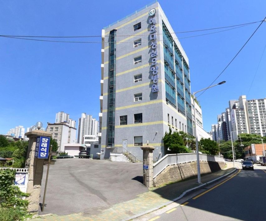 성심장례식장 건물 외관과 장례식장 입구