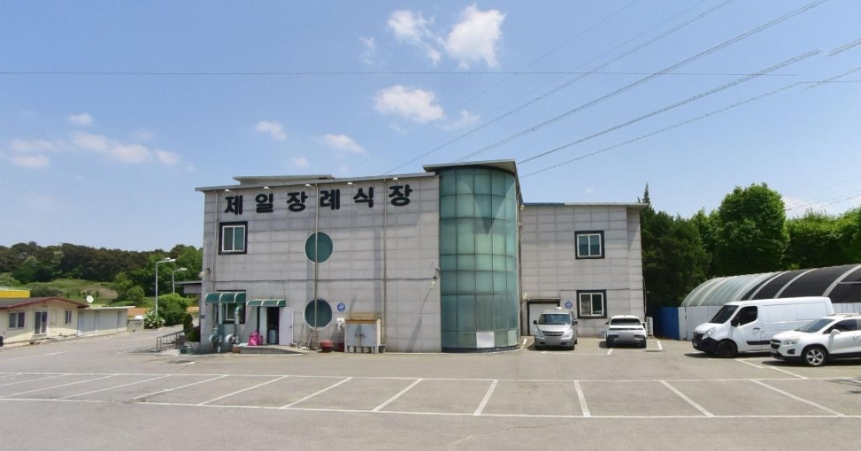 진천제일장례식장 외관과 주차장 모습