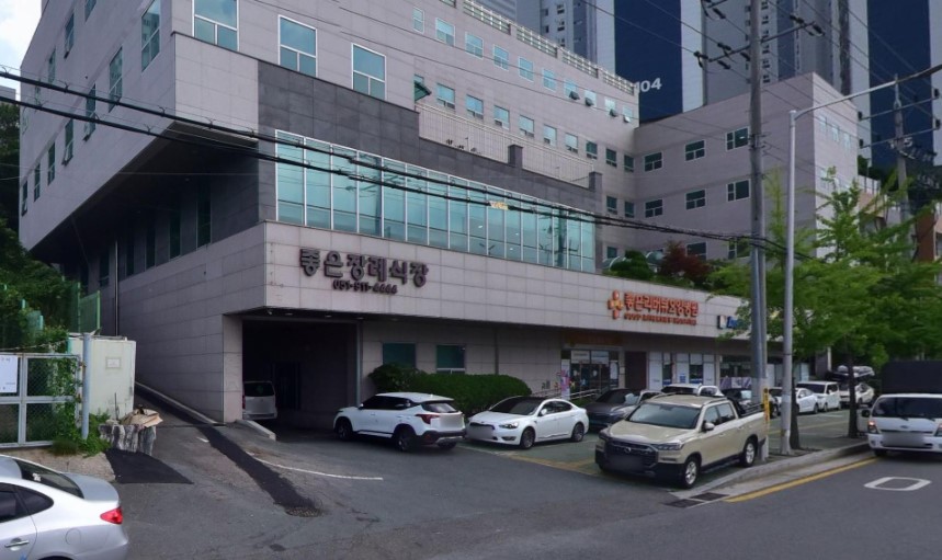금곡동좋은장례식장 건물과 주차장 입구 모습