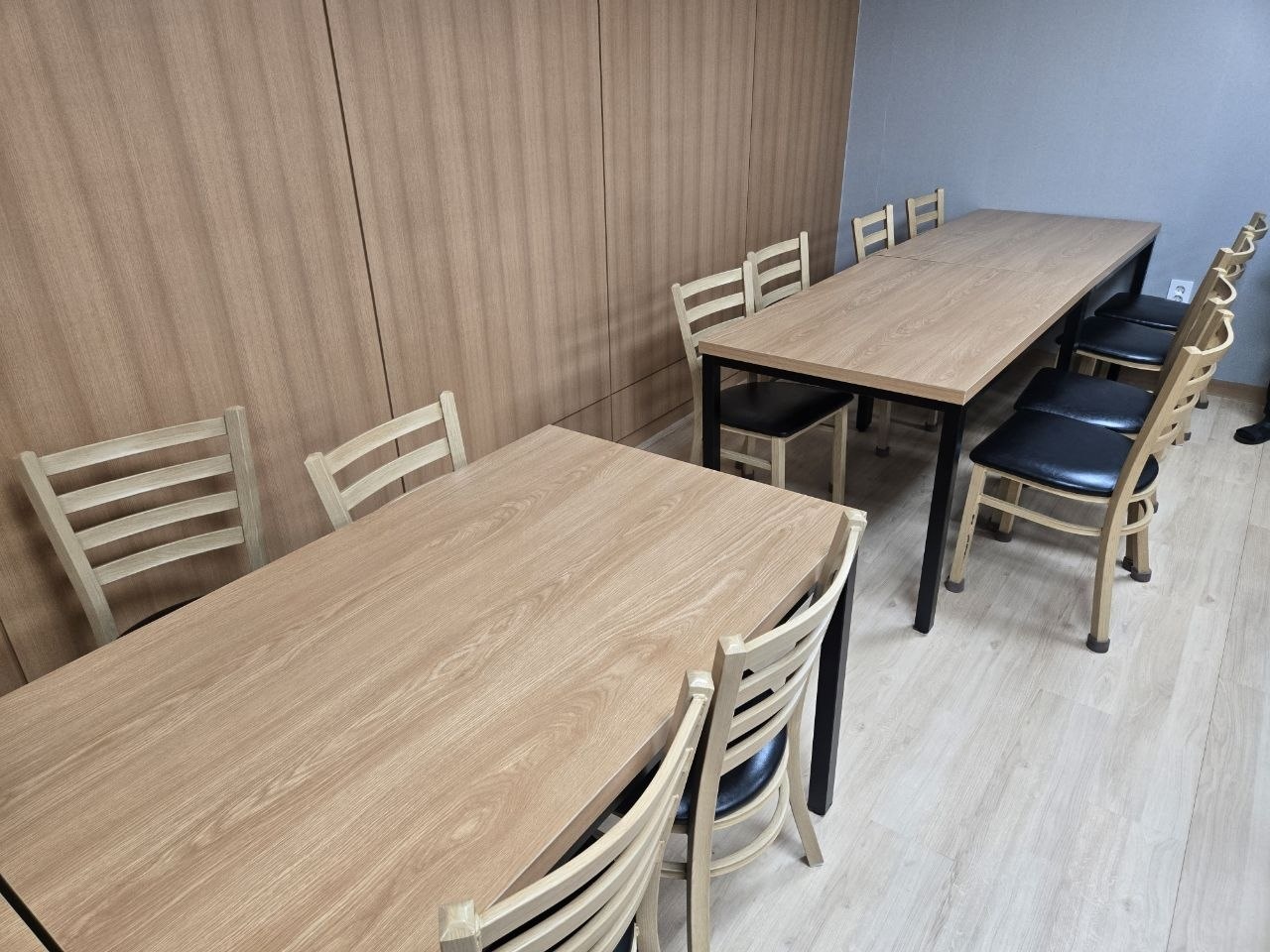 원목 식탁과 의자가 놓인 접객 공간