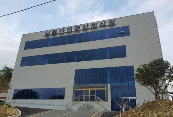 파란 유리창이 돋보이는 남울산전문장례식장 외관