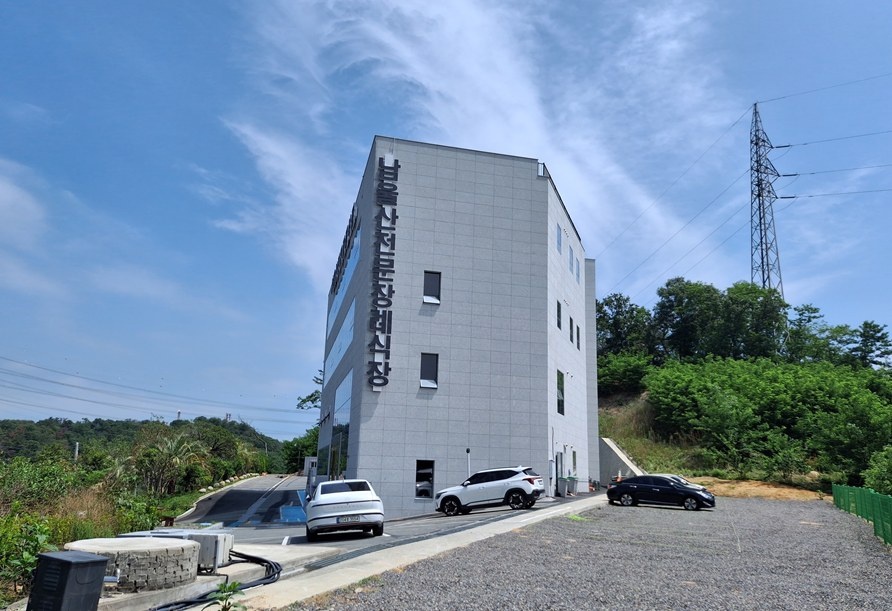 푸른 하늘 아래 남울산전문장례식장 외관 전경