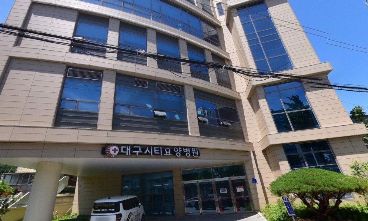 대구시티요양병원장례식장의 건물 외관과 출입구 모습