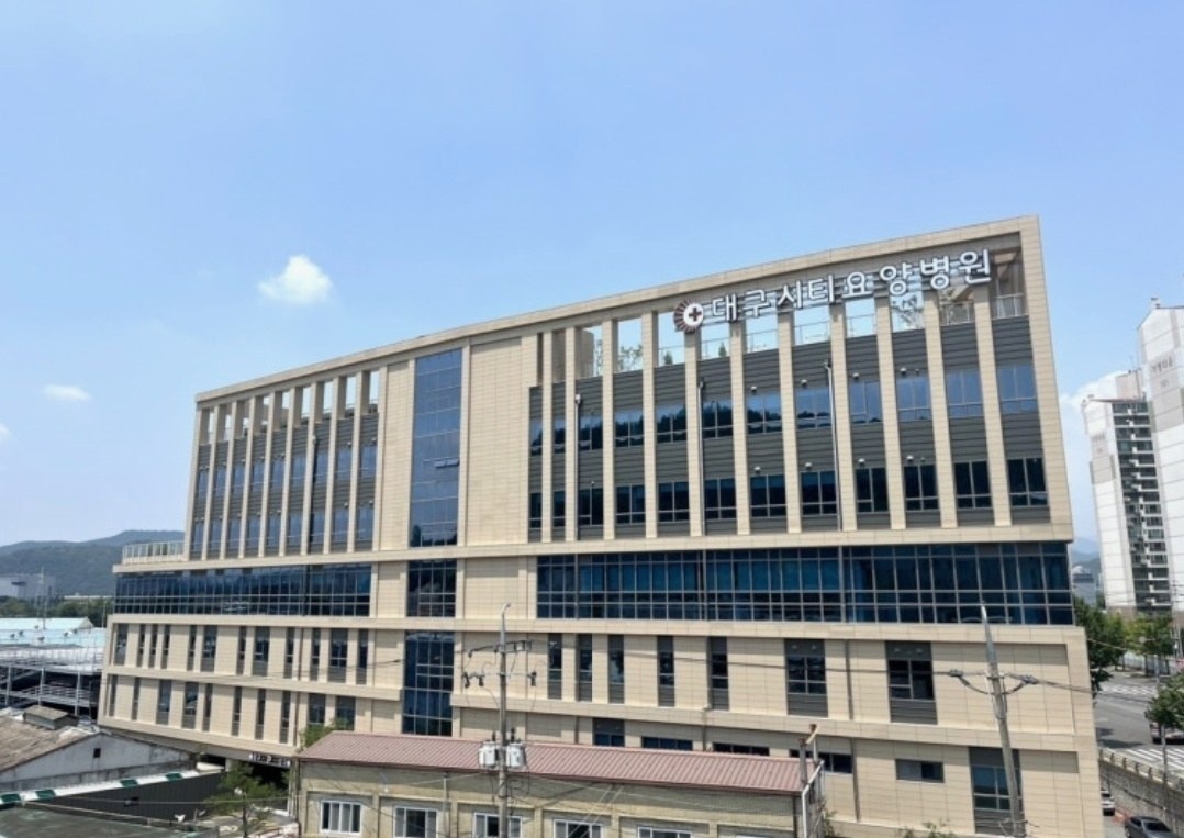맑은 하늘 아래 보이는 장례식장 정면 외관