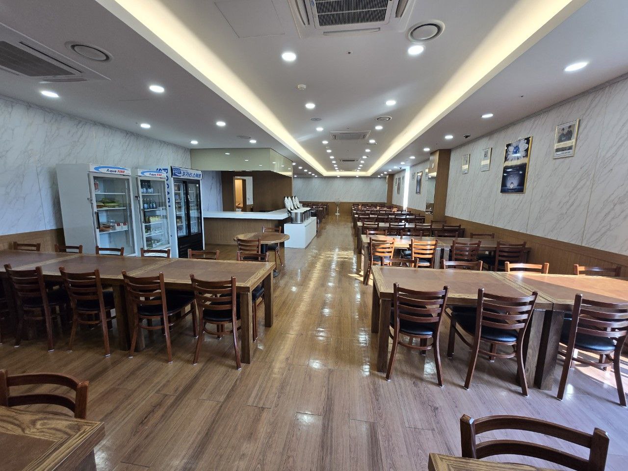 창원경상대장례식장 식당과 테이블 모습