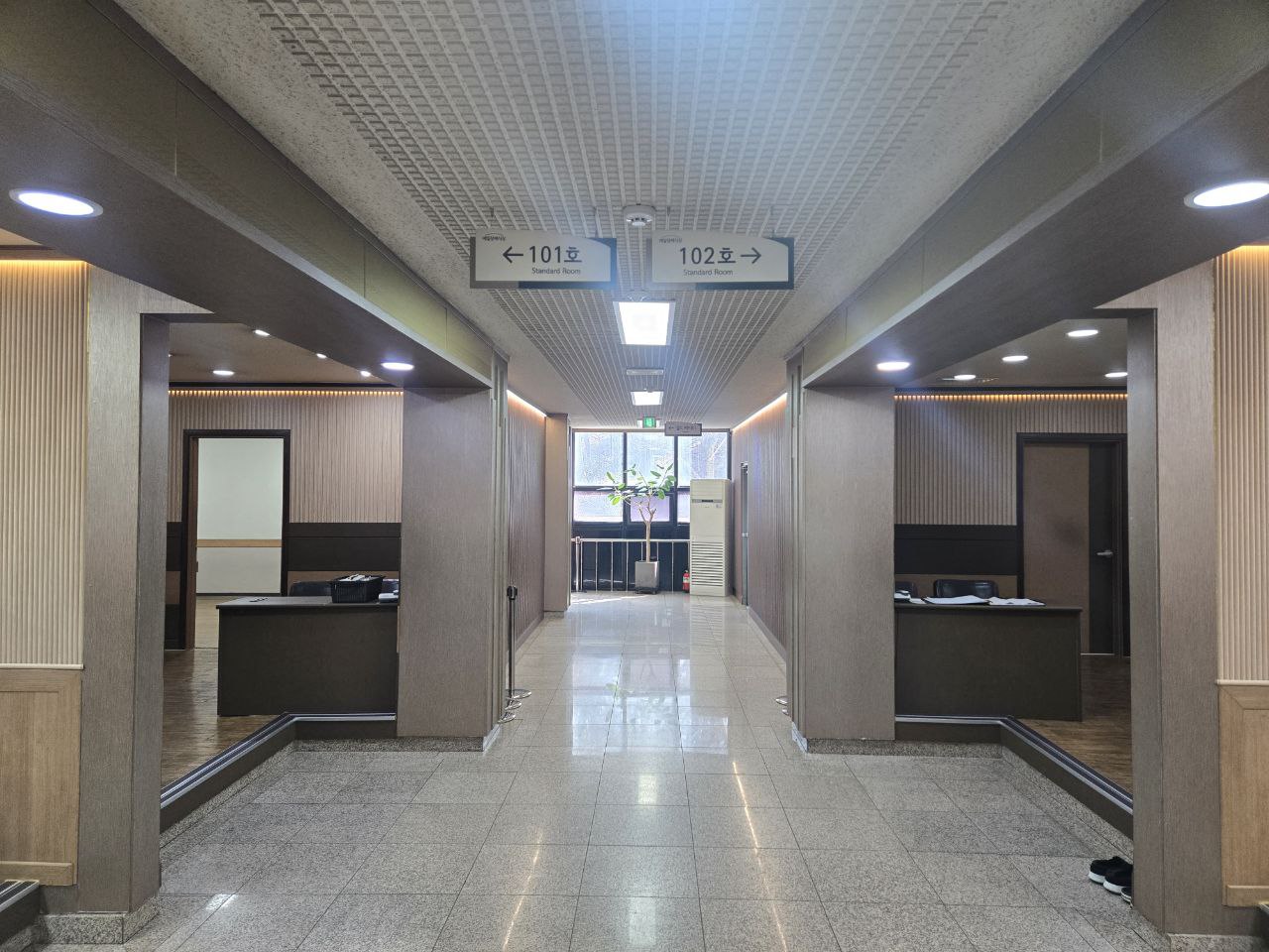 안산제일장례식장 빈소 방향 안내 표지가 있는 복도